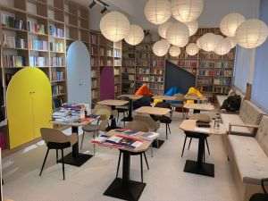 Proiectul „Prima bancă, a doua şansă” - sau cum EGGER dă o nouă viaţă mobilierului vechi din şcoli